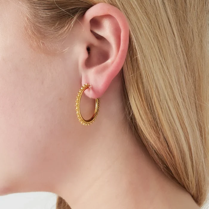 Beaded mini gold clip-on hoops από stainless steel. Αδιάβροχα, υποαλλεργικά, ιδανικά για καθημερινή χρήση χωρίς τρύπα. Διαστάσεις 1.8 cm.