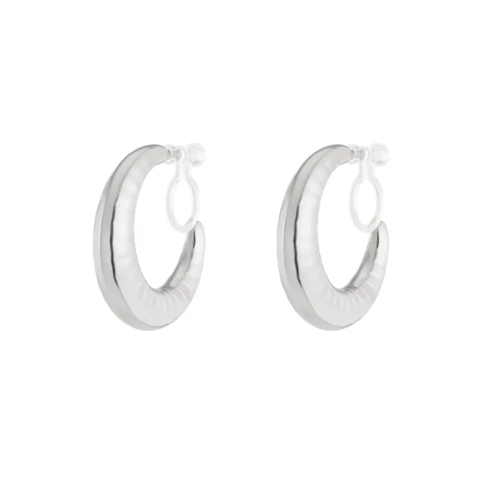 Chunky silver clip-on hoops από stainless steel. Αδιάβροχα, υποαλλεργικά και ιδανικά για πιο bold εμφανίσεις χωρίς τρύπα. Διάμετρος 2.2 cm.